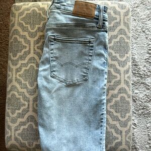 Men’s/teens American Eagle light jeans size 28 x 30 slim straight